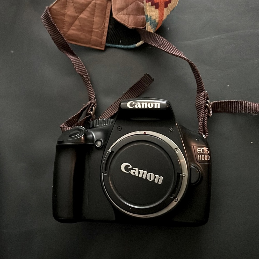 Canon 1100D (body-battery-bag-charger)
